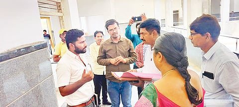 ಸಂಡೂರಿನ ಮಿನಿ ವಿಧಾನಸೌಧ ಕಾಮಗಾರಿಯನ್ನು ಲೋಕಾಯುಕ್ತ ಸಿಪಿಐ ನಾಗಿರೆಡ್ಡಿ ಪರಿಶೀಲಿಸಿದರು. ಗ್ರೇಡ್-2 ತಹಸಿಲ್ದಾರ್ ಸುಧಾ ಅರಮನೆ ಇತರರಿದ್ದರು.