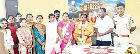 ಕುರುಗೋಡು ತಾಲೂಕು ಆಡಳಿತ ಕಚೇರಿಯಲ್ಲಿ ಪಿಎಸ್‌ಐ ಸುಪ್ರೀತ್ ವಿರೂಪಾಕ್ಷಪ್ಪ, ದೇವದಾಸಿ ಮಹಿಳಾ ವಿಮೋಚನಾ ಸಂಘದ ಅಧ್ಯಕ್ಷೆ ಎನ್. ಯಂಕಮ್ಮ ಅವರನ್ನು ತಹಸೀಲ್ದಾರ್ ನರಸಪ್ಪ, ಗ್ರೇಡ್ 2 ತಹಸೀಲ್ದಾರ್ ಮಲ್ಲೇಶಪ್ಪ, ಯಲ್ಲಾಪುರದ ಬಿಳುಬಾಯಿ ಗೌರವಿಸಿದರು.