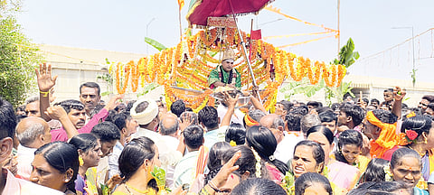 ಕೂಡ್ಲಿಗಿ ತಾಲೂಕಿನ ವಿರುಪಾಪುರ ಗ್ರಾಮದಲ್ಲಿ ಶುಕ್ರವಾರ ನೂತನ ದೇವಸ್ಥಾನಗಳ ಬಿಡುಗಡೆ ನಿಮಿತ್ತ ಉಜ್ಜಿನಿ ಸದ್ಧರ್ಮ ಪೀಠದ ಜಗದ್ಗುರು ಸಿದ್ಧಲಿಂಗ ರಾಜದೇಶೀಕೇಂದ್ರ ಮಹಾಸ್ವಾಮಿ ಅಡ್ಡಪಲ್ಲಕ್ಕಿ ಕಾರ್ಯಕ್ರಮ ಜರುಗಿತು.