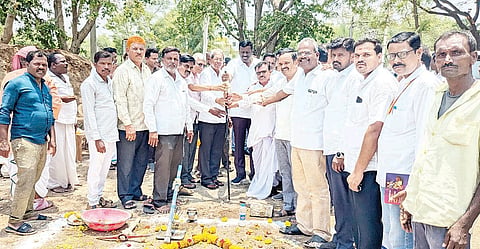 ಅಳವಂಡಿ ಗ್ರಾಮದಲ್ಲಿ ಪ್ರವಾಸಿ ಮಂದಿರದ ಕಟ್ಟಡಕ್ಕೆ ಕಾಮಗಾರಿಗೆ ಶಾಸಕ ರಾಘವೇಂದ್ರ ಹಿಟ್ನಾಳ ಭೂಮಿಪೂಜೆ ನೆರವೇರಿಸಿದರು. ಮಾಜಿ ಸಂಸದ ಸಂಗಣ್ಣ ಕರಡಿ, ಡಿಎಚ್‌ಒ ಲಿಂಗರಾಜ, ತಹಸೀಲ್ದಾರ್ ವಿಠ್ಠಲ ಚೌಗಲೆ, ಇಒ ದುಂಡೇಶ, ಎಇಇ ವೆಂಕಟೇಶ, ಎಡಿಎ ಜೀವನಸಾಬ್, ಪಿಎಸ್‌ಐ ಪ್ರಲ್ಹಾದ ನಾಯಕ ಇತರರಿದ್ದರು.