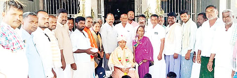 ಕನ್ನಿಹಳ್ಳಿಯಲ್ಲಿ ತಾಲೂಕು ಕುರುಬ ಸಂಘದಿಂದ ಶುಕ್ರವಾರ ದ್ವಿತೀಯ ಪಿಯುಸಿಯಲ್ಲಿ ರಾಜ್ಯಕ್ಕೆ ದ್ವಿತೀಯ ರ‌್ಯಾಂಕ್ ಪಡೆದ ವಿದ್ಯಾರ್ಥಿನಿ ನಿರ್ಮಲಾಗೆ ಸನ್ಮಾನಿಸಲಾಯಿತು. ಸಂಘದ ಜಿಲ್ಲಾ ಸಂಚಾಲಕ ಬುಡ್ಡಿ ಬಸವರಾಜ, ತಾಲೂಕು ಅಧ್ಯಕ್ಷ ಎಂ.ಶಿವರಾಜ, ಜಿಲ್ಲಾ ನಿರ್ದೇಶಕ ಪ್ರಕಾಶ, ಪ್ರಮುಖರಾದ ಕೊಟ್ರಯ್ಯ ಒಡೆಯರ್ ಇತರರಿದ್ದರು.