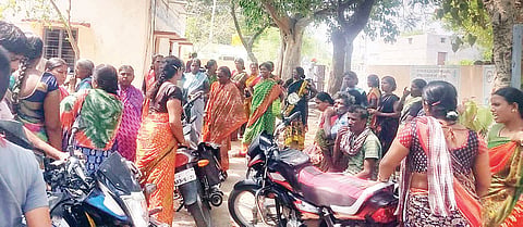 ನರೇಗಾ ಕಾಮಗಾರಿ ಸ್ಥಳದಲ್ಲಿ ಕುಡಿವ ನೀರು ಮತ್ತು ನೆರಳಿನ ವ್ಯವಸ್ಥೆ ಕಲ್ಪಿಸುವಂತೆ ಒತ್ತಾಯಿಸಿ ರಾರಾವಿ ಗ್ರಾಪಂಗೆ ಮುತ್ತಿಗೆ ಹಾಕಿ ಕೂಲಿಕಾರರು ಪ್ರತಿಭಟನೆ ನಡೆಸಿದರು. ಪ್ರಮುಖರಾದ ರಾಜ, ಕನಕ, ಹನುಮಂತ, ಸೂರಮ್ಮ, ಅಮರಮ್ಮ, ಲಕ್ಷ್ಮೀ, ನೀಲಮ್ಮ, ಸರೋಜಾ ಇತರರಿದ್ದರು.