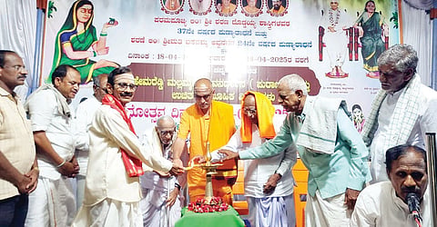 ತಾಲೂಕಿನ ನಾಗರಹಾಳು ಗ್ರಾಮದ ಬೃಹನ್ಮಠದಲ್ಲಿ ಶರಣ ದೊಡ್ಡಯ್ಯಶಾಸ್ತ್ರಿ, ಬಸವಮ್ಮ ಅವ್ವನವರ ಪುಣ್ಯಾರಾಧನೆ ಅಂಗವಾಗಿ ಹಮ್ಮಿಕೊಂಡಿದ್ದ ಹೇಮರಡ್ಡಿ ಮಲ್ಲಮಾಂಬೆಯ ಜೀವನದರ್ಶನ ಪುರಾಣ ಪ್ರವಚನವನ್ನು ಬಸವಭೂಷಣ ಸ್ವಾಮೀಜಿ ಉದ್ಘಾಟಿಸಿದರು.ಶರಣ ಶ್ರೀಕಂಠಯ್ಯ ಶಾಸ್ತ್ರಿ, ಶರಣ ಕಲಿಗಣನಾಥಸ್ವಾಮಿ, ಪೇಸಲಬಂಡೆ ವೀರಭದ್ರಗೌಡ ಇದ್ದರು.