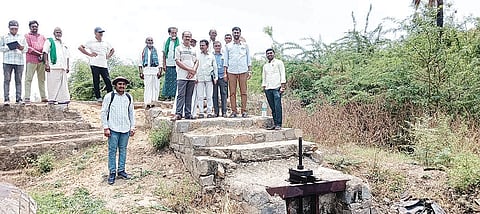 ಗಂಗಾವತಿ ತಾಲೂಕಿನ ಸಂಗಾಪುರದ ಐತಿಹಾಸಿಕ ಪ್ರಸಿದ್ಧ ಶ್ರೀ ಲಕ್ಷ್ಮಿನಾರಾಯಣ ಕೆರೆ ಅಭಿವೃದ್ಧಿಗೆ ಸಮಾನ ಮನಸ್ಕರರು ಮತ್ತು ಜಲತಜ್ಞರ ತಂಡ ಭೇಟಿ ನೀಡಿ ಪರಿಶೀಲಿಸಿತು. ಜಲತಜ್ಞ ಆನಂದ ಮಲ್ಲಿಗೆವಾಡಾ, ಚಾರಣ ಬಳಗದ ಸಂಚಾಲಕ ಡಾ.ಶಿವಕುಮಾರ ಮಾಲಿ ಪಾಟೀಲ್, ಕೆರೆ ಅಭಿವೃದ್ಧಿ ಸಂಘದ ಅಧ್ಯಕ್ಷ ಕಮರ್‌ಪಾಶಾ ಇತರರಿದ್ದರು.