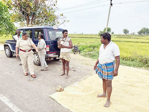 ಕುರುಗೋಡಿನಿಂದ ಕಂಪ್ಲಿಗೆ ಸಂಪರ್ಕಿಸುವ ಹೆದ್ದಾರಿಯಲ್ಲಿ ಭತ್ತದ ರಾಶಿಗಳನ್ನು ತೆರವುಗೊಳಿಸುವಂತೆ ಪಿಎಸ್‌ಐ ಕರಿಯಮ್ಮ ರೈತರಿಗೆ ಸೂಚಿಸಿದರು.