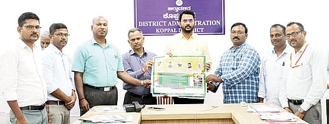 ಕೊಪ್ಪಳ ಡಿಸಿ ಕಚೇರಿ ಸಭಾಂಗಣದಲ್ಲಿ ಕಾಲು-ಬಾಯಿ ರೋಗ ಲಸಿಕಾ ಅಭಿಯಾನ ಪೋಸ್ಟರನ್ನು ಎಡಿಸಿ ಸಿದ್ರಾಮೇಶ್ವರ ಬಿಡುಗಡೆಗೊಳಿಸಿದರು. ಪಶುಪಾಲನಾ ಇಲಾಖೆ ಡಿಡಿ ಡಾ.ಪಿ.ಎಂ.ಮಲ್ಲಯ್ಯ, ಯಲಬುರ್ಗಾ ಸಹಾಯಕ ನಿರ್ದೇಶಕ ಡಾ.ಪ್ರಕಾಶ, ಕೊಪ್ಪಳ ಸಹಾಯಕ ನಿರ್ದೇಶಕ ಡಾ.ವಿನೋದ ಕುವಾರ್, ಕುಕನೂರ ಸಹಾಯಕ ನಿರ್ದೇಶಕ ಡಾ.ಸುರೇಶ್ ಇತರರಿದ್ದರು.