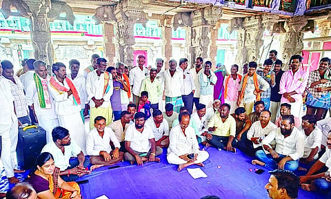 ಕನಕಗಿರಿ ಶ್ರೀ ಕನಕಾಚಲಪತಿ ದೇವಸ್ಥಾನದಲ್ಲಿ ವಾರದ ಸಂತೆ ಭೂ ಬಾಡಿಗೆ, ತೆಂಗಿನ ಕಾಯಿ ಮಾರಾಟ ಹರಾಜು ಪ್ರಕ್ರಿಯೆ ನಡೆಯಿತು. ಶಿರಸ್ತೆದಾರರಾದ ಶರಣಪ್ಪ, ಅನಿತಾ ಇಂಡಿ, ದೇವಸ್ಥಾನ ಸಮಿತಿ ಅಧ್ಯಕ್ಷ ನಾಗರಾಜ ತೆಗ್ಗಿಹಾಳ, ಪ್ರಮುಖರಾದ ರಾಜೇಶ ಬೆಲ್ಲಂಕೊಂಡಿಮಠ, ನಾಗೇಂದ್ರ ನಾಯಕ ಇತರರಿದ್ದರು.