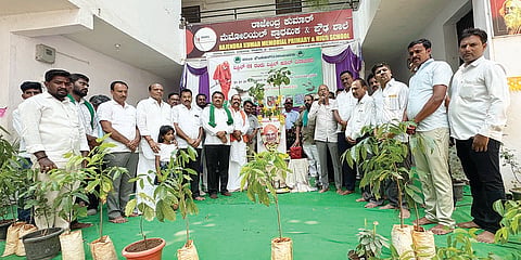 ಸಿಂಧನೂರು ರಾಜೇಂದ್ರಕುಮಾರ ಮೆಮೋರಿಯಲ್ ಅನುದಾನಿತ ಶಾಲಾ ಆವರಣದಲ್ಲಿ ಶ್ರೀ ಶಿವಕುಮಾರ ಸ್ವಾಮೀಜಿ 118ನೇ ಜಯಂತಿ ಕಾರ್ಯಕ್ರಮ ನಡೆಯಿತು. ಅಮರಯ್ಯಸ್ವಾಮಿ ಅಲಬನೂರು, ವಕೀಲ ಎಂ.ಅಮರೇಗೌಡ, ರಾಜುಗೌಡ ಬಾದರ್ಲಿ, ಅಮರೇಗೌಡ ಮಲ್ಲಾಪುರ, ಪಂಪಯ್ಯಸ್ವಾಮಿ ಸಾಲಿಮಠ, ಬಸವರಾಜ ಸಾಹುಕಾರ ಇತರರಿದ್ದರು.