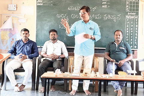 ನಿಲೋಗಿಪುರ ಸರ್ಕಾರಿ ಹಿರಿಯ ಪ್ರಾಥಮಿಕ ಶಾಲೆಯಲ್ಲಿ ಟಾಟಾ ಪವರ್ ಹಾಗೂ ಅಗಸ್ತ್ಯ ಅಂತಾರಾಷ್ಟ್ರೀಯ ಪ್ರತಿಷ್ಠಾನದಿಂದ ನಡೆದ ವಿಜ್ಞಾನ ಶಿಬಿರದಲ್ಲಿ ಮುಖ್ಯ ಶಿಕ್ಷಕ ಗುರುರಾಜ ಪಾಟೀಲ ಮಾತನಾಡಿದರು. ಕಾರ್ಯಕ್ರಮಾಧಿಕಾರಿ ಶಿವಪ್ಪ ಅಕ್ಕಸಾಲಿ, ಶಿಕ್ಷಕರಾದ ಮುತ್ತು ಎಚ್.ಬನ್ನಿಕೊಪ್ಪ, ಚಂದ್ರಶೇಖರ ಸಿಂದೋಗಿ ಇದ್ದರು.