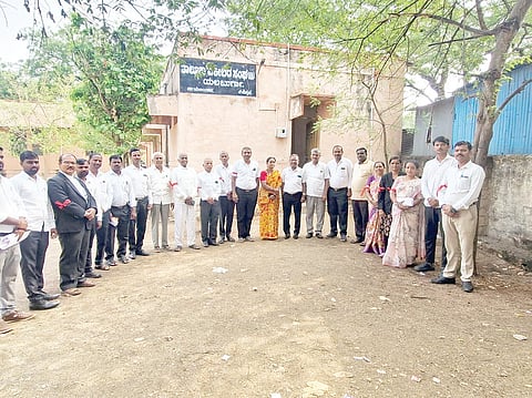 ಭಾರತೀಯ ವಕೀಲರ ಪರಿಷತ್ತಿನ ಸಹ-ಅಧ್ಯಕ್ಷ ಸದಾಶಿವ ರೆಡ್ಡಿ ಅವರ ಮೇಲಿನ ಹಲ್ಲೆ ಖಂಡಿಸಿ ಯಲಬುರ್ಗಾದಲ್ಲಿ ವಕೀಲರು ನ್ಯಾಯಾಲಯ ಕಾರ್ಯಕಲಾಪಗಳಿಂದ ದೂರ ಉಳಿದರು. ಹಿರಿಯ ನ್ಯಾಯವಾದಿ ಬಿ.ಎಂ.ಶಿರೂರ, ನ್ಯಾಯವಾದಿಗಳಾದ ಯು.ಮೇಣಸಗೇರಿ,ಎಸ್.ಗದಗಿನ, ಎಚ್.ಎಚ್.ಹಿರೇಮನಿ, ಸುಭಾಸ್ ಹೊಂಬಳ, ಅಕ್ಕಮಹಾದೇವಿ ಪಾಟೀಲ್, ಎ.ಎಂ.ಪಾಟೀಲ್, ಇಂದಿರಾ ಉಳ್ಳಾಗಡ್ಡಿ, ಸಾವಿತ್ರಿ ಗೊಲ್ಲರ್ ಇತರರಿದ್ದರು.