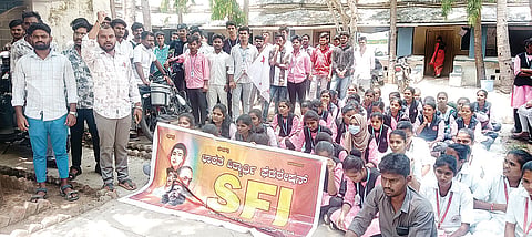 ಗಂಗಾವತಿ ತಾಪಂ ಕಚೇರಿ ಮುಂದೆ ಎಸ್‌ಎ್ಐ ತಾಲೂಕು ಸಮಿತಿ ಸದಸ್ಯರು ಪ್ರತಿಭಟನೆ ನಡೆಸಿದರು. ಜಿಲ್ಲಾಧ್ಯಕ್ಷ ಗ್ಯಾನೇಶ ಕಡಗದ್, ಪದಾಧಿಕಾರಿಗಳಾದ ಯು.ನಾಗರಾಜ್, ಶಿವಕುಮಾರ, ಆಶ್ವಿನಿ, ಸುಕನ್ಯಾ ಇತರರಿದ್ದರು.