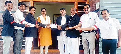 ಹಗರಿಬೊಮ್ಮನಹಳ್ಳಿಯಲ್ಲಿ ಶಿರಸ್ತೇದಾರ ಶಿಲ್ಪಾ ಅವರಿಗೆ ವಕೀಲರ ಸಂಘದ ತಾಲೂಕು ಘಟಕ ಮನವಿ ಸಲ್ಲಿಸಿತು. ವಕೀಲರ ಸಂಘದ ಅಧ್ಯಕ್ಷ ಪಿ.ರಮೇಶ, ಕಾರ್ಯದರ್ಶಿ ಶ್ರೀನಿವಾಸ ಇತರರಿದ್ದರು.