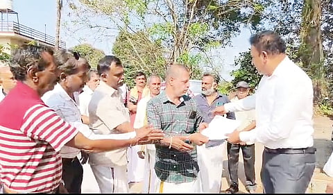 ಜಿಲ್ಲಾ ಬ್ರಾಹ್ಮಣರ ಕ್ಷೇಮಾಭಿವೃದ್ಧಿ ಸಂಘದಿಂದ ಪ್ರತಿಭಟನೆ