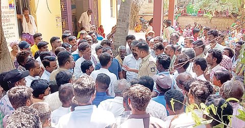 ಸಿರಿಗೇರಿ ಗ್ರಾಪಂಗೆ ಮುತ್ತಿಗೆ ಹಾಕಿದ ಪ್ರತಿಭಟನಾಕಾರರನ್ನು ಪಿಎಸ್‌ಐ ಸದ್ದಾಂ ಹುಸೇನ್ ಮನವೊಲಿಸಿದರು. ಪಿಡಿಒ ಯು.ರಾಮಪ್ಪ, ಮೇಟಿಗಳು ಹಾಗೂ ಕೂಲಿಕಾರ್ಮಿಕರಿದ್ದರು.