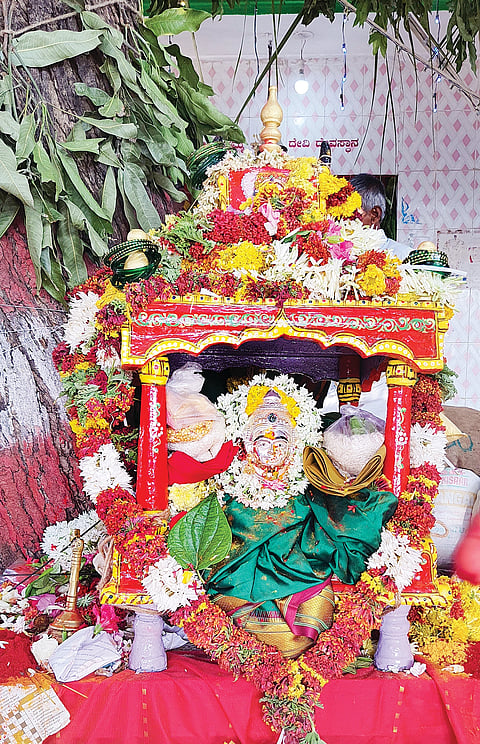ಕೂಡ್ಲಿಗಿಯ ಗುಳೆ ಲಕ್ಕಮ್ಮ ದೇವಿ ಮೂರ್ತಿ.