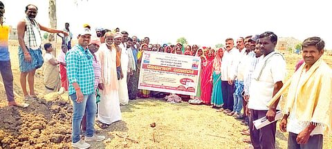 ಕಲ್ಲೂರು ಗ್ರಾಮದಲ್ಲಿ ನರೇಗಾದಡಿ ನಾಲಾ ಹೊಳೆತ್ತುವ ಕಾಮಗಾರಿ ಸ್ಥಳದಲ್ಲಿ ಸ್ತ್ರೀ ಚೇತನ ಅಭಿಯಾನ ಹಾಗೂ ರೋಜಗಾರ್ ದಿನ ಆಚರಿಸಲಾಐಇತು. ತಾಪಂ ಇಒ ಶಶಿಧರ ಸ್ವಾಮಿ. ಜಿಲ್ಲಾ ಐಇಸಿ ಸಂಯೋಜಕ ವಿಶ್ವನಾಥ, ತಾಲೂಕು ಸಂಯೋಜಕ ರಾಜೇಂದ್ರ ಕುಮಾರ್, ಪಿಡಿಒ ದೇವಪ್ಪ, ಮೇಟಿಗಳಾದ ನಾಗಪ್ಪ, ಶಿವು ಇತರರಿದ್ದರು.