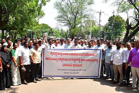 ಬಳ್ಳಾರಿ ಡಿಸಿ ಕಚೇರಿ ಆವರಣದಲ್ಲಿ ಕೈಮಗ್ಗ ಮತ್ತು ಜವಳಿ ಇಲಾಖೆಯ ಜಂಟಿ ನಿರ್ದೇಶಕರ ಕಚೇರಿ ಸ್ಥಳಾಂತರ ವಿರೋಧಿಸಿ ಬಿಡಿಸಿಸಿಯಿಂದ ಪ್ರತಿಭಟನೆ ನಡೆಸಲಾಯಿತು. ಸಂಸ್ಥೆ ಅಧ್ಯಕ್ಷ ಯಶವಂತರಾಜ ನಾಗಿರೆಡ್ಡಿ, ಮಾಜಿ ಅಧ್ಯಕ್ಷ ಬಿ.ಮಹಾರುದ್ರಗೌಡ, ಉಪಾಧ್ಯಕ್ಷ ಎಸ್.ದೊಡ್ಡನಗೌಡ, ಕಾರ್ಯದರ್ಶಿ ಕೆ.ಸಿ.ಸುರೇಶಬಾಬು, ಜಂಟಿ ಕಾರ್ಯದರ್ಶಿಗಳಾದ ಡಾ.ಮರ್ಚೇಡ್ ಮಲ್ಲಿಕಾರ್ಜುನಗೌಡ, ವಿ.ರಾಮಚಂದ್ರ, ಸಾಮಾಜಿಕ ಹೋರಾಟಗಾರ ಸಿರಿಗೇರಿ ಪನ್ನರಾಜ್ ಇತರರಿದ್ದರು.