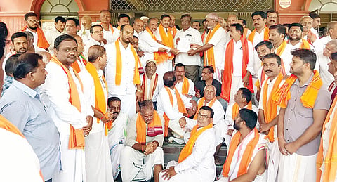 ಸಿಂಧನೂರಿನಲ್ಲಿ ಉಪ ತಹಸೀಲ್ದಾರ್ ಚಂದ್ರಶೇಖರಗೆ ಬ್ರಾಹ್ಮಣ ಸಮಾಜದ ತಾಲೂಕು ಘಟಕ ಮನವಿ ಸಲ್ಲಿಸಿತು. ತಾಲೂಕು ಅಧ್ಯಕ್ಷ ಗೋವಿಂದರಾವ್ ಕುಲಕರ್ಣಿ, ಕಾರ್ಯದರ್ಶಿ ಆನಂದ ಗೌರಕರ್, ನರಸಿಂಹಾಚಾರ್ ಮಠಾಧಿಕಾರ್ ಇತರರಿದ್ದರು.