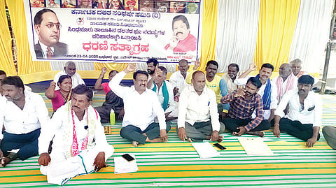ಸಿಂಧನೂರಿನ ತಹಸಿಲ್ ಕಚೇರಿ ಮುಂದೆ ದಲಿತ ಸಂಘರ್ಷ ಸಮಿತಿ ತಾಲೂಕು ಘಟಕ ಮುಖಂಡರು ಬುಧವಾರ ಧರಣಿ ನಡೆಸಿದರು. ಜಿಲ್ಲಾಧ್ಯಕ್ಷ ಅಶೋಕ ನಂಜಲದಿನ್ನಿ, ಪ್ರಮುಖರಾದ ಮರಿಸ್ವಾಮಿ ಹಸಮಕಲ್, ಆಲಂಬಾಷಾ, ಬಸವರಾಜ ಹತ್ತಿಗುಡ್ಡ, ಬಸವರಾಜ ಬಿ. ಸಾಸಲಮರಿ, ಈಶಪ್ಪ, ಮಲ್ಲಿಕ್ ಮುರಾರಿ, ಬಾಬು, ದುರುಗಪ್ಪ ಕುರುಕುಂದ, ದೇವಪ್ಪ ಮಲ್ಲದಗುಡ್ಡ ಇತರರಿದ್ದರು.
