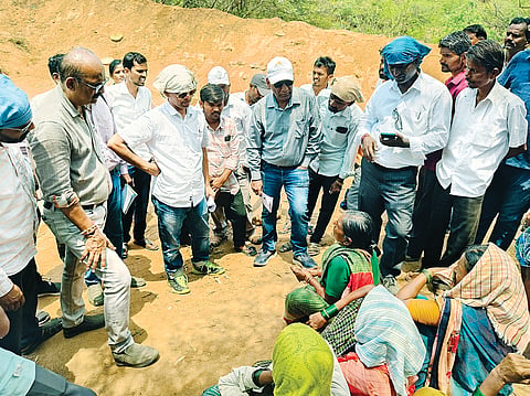 ದೇವದುರ್ಗ ತಾಲೂಕು ಜಾಲಹಳ್ಳಿಯಲ್ಲಿ ಕೆರೆ ಹೂಳೆತ್ತುವ ಕಾಮಗಾರಿ ಸ್ಥಳಕ್ಕೆ ಕೇಂದ್ರ ಗ್ರಾಮೀಣಾಭಿವೃದ್ಧಿ ಸಚಿವಾಲಯದ ನಿರ್ದೇಶಕ ಪಿ.ಶಿವಶಂಕರ ನೇತೃತ್ವದ ತಂಡ ಭೇಟಿ ನೀಡಿ ಕೂಲಿಕಾರರ ಸಮಸ್ಯೆ ಆಲಿಸಿತು. ಜಿಪಂ ಯೋಜನಾ ನಿರ್ದೇಶಕ ಶರಣಬಸವ ಕೆಸರಟ್ಟಿ, ತಾಪಂ ಇಒ ಬಸವರಾಜ ಹಟ್ಟಿ, ಪಿಡಿಒ ನರಸಪ್ಪ ಇತರರಿದ್ದರು.