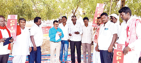 ಲಿಂಗಸುಗೂರಿನಲ್ಲಿ ತಹಸೀಲ್ದಾರ್ ಶಂಶಾಲಂಗೆ ಸಿಪಿಐ(ಎಂಎಲ್) ಮತ್ತು ಕೆಆರ್‌ಎಸ್ ಸಂಘಟನೆ ಮುಖಂಡರು ಮನವಿ ಸಲ್ಲಿಸಿದರು. ಸಂಘಟನೆ ಜಿಲ್ಲಾ ಕಾರ್ಯಾಧ್ಯಕ್ಷ ಶೇಖರಯ್ಯ, ತಾಲೂಕು ಕಾರ್ಯಾಧ್ಯಕ್ಷ ಆದಪ್ಪ ಅಂಬಿಗೇರ, ಪ್ರಮುಖರಾದ ಶರಣು ಪವಾರ್, ಗೌಸಸಾಬ್, ಆದಪ್ಪ ನಾಯಕ, ಶಿವು ಕೆಂಪು, ಶೇಖರಪ್ಪ, ಯಂಕಪ್ಪ, ಹನುಮಂತ, ಆದಪ್ಪಗೌಡ, ಲಚಮಪ್ಪ, ಗುಂಡಪ್ಪ, ಅಮರಪ್ಪ, ವೆಂಕಟೇಶ ಇದ್ದರು.
