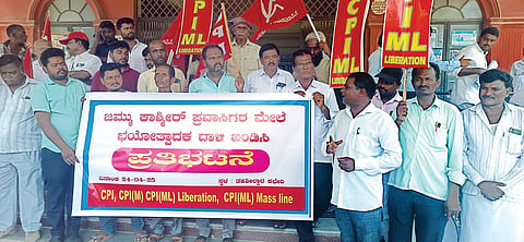 ಸಿಂಧನೂರಿನ ತಹಸಿಲ್ ಕಚೇರಿ ಮುಂದೆ ಸಿಪಿಐ, ಸಿಪಿಐಎಂಎಲ್ ಮುಖಂಡರು ಗುರುವಾರ ಪ್ರತಿಭಟನೆ ನಡೆಸಿದರು.ಪ್ರಮುಖರಾದ ಬಾಷುಮಿಯಾ, ವೆಂಕನಗೌಡ ಗದ್ರಟಗಿ, ನಾಗರಾಜ ಪೂಜಾರ್, ಚಂದ್ರಶೇಖರ, ತಿಪ್ಪಯ್ಯಶೆಟ್ಟಿ ಇದ್ದರು.