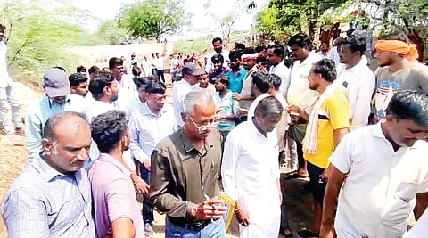 ಬೆಂಚಮರಡಿಯ ಹಳ್ಳ ಹೂಳೆತ್ತುವ ಕಾಮಗಾರಿ ವೀಕ್ಷಣೆ ವೇಳೆ ಸ್ಥಳೀಯ ಅಧಿಕಾರಿಗಳ ಮೇಲೆ ಹಲ್ಲೆ ನಡೆದಿದ್ದರಿಂದ ಕೇಂದ್ರದ ಗ್ರಾಮೀಣಾಭಿವೃದ್ಧಿ ಸಚಿವಾಲಯದ ನಿರ್ದೇಶಕ ಪಿ. ಶಿವಂಶಂಕರ ಹಾಗೂ ತಂಡವನ್ನು ಜಿಪಂ ಅಧಿಕಾರಿಗಳು ಬೇರೆಡೆ ಕರೆದೊಯ್ಯುತ್ತಿರುವುದು.