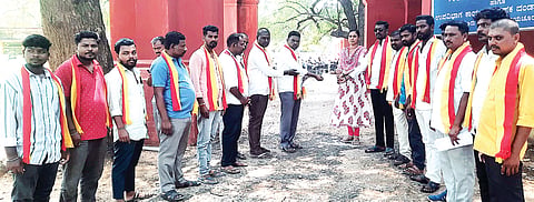 ಲಿಂಗಸುಗೂರು ಎಸಿ ಕಚೇರಿ ಎಫ್‌ಡಿಸಿ ಅನುಪಮಾ ಸಿಂಗ್‌ಗೆ ನಮ್ಮ ಕರ್ನಾಟಕ ಸೇನೆ ಕಾರ್ಯಕರ್ತರು ಮನವಿ ಸಲ್ಲಿಸಿದರು. ತಾಲೂಕು ಅಧ್ಯಕ್ಷ ಶಿವರಾಜ ನಾಯಕ, ಕಾರ್ಯದರ್ಶಿ ನಿರುಪಾದಿ ಹಿರೇಮಠ, ಚಂದ್ರು ನಾಯಕ, ಚಂದ್ರಕಾಂತ ಭೋವಿ, ರುದ್ರಯ್ಯಸ್ವಾಮಿ, ದೇವೇಂದ್ರ ನಾಯಕ, ಶಿವರಾಜ ಅಲಬನೂರು, ಮಹಾಂತಯ್ಯ, ಲಕ್ಷ್ಮಣ, ಕಿರಣ ನಾಯಕ ಇತರರಿದ್ದರು.