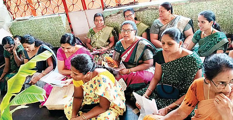 ಕಂಪ್ಲಿಯ ಶ್ರೀಬನ್ನಿ ಮಹಾಂಕಾಳಿ ದೇವಸ್ಥಾನದಲ್ಲಿ ಆರ್ಯವೈಶ್ಯ ಸಮುದಾಯದ ಮಹಿಳೆಯರು ವಾಸವಿ ಚರಿತೆ ಪಾರಾಯಣ ಮಾಡಿದರು. ಪ್ರಮುಖರಾದ ವೈ.ಪದ್ಮಾರೇಖಾ ಮಂಜುನಾಥ, ಕೆ.ಇ.ವಾಣಿಶ್ರೀ ಈಶ್ವರಯ್ಯ, ಡಿ.ಶಿಲ್ಪಾ ಮಂಜೇಶ ಇತರರಿದ್ದರು.
