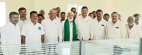ಮುದ್ದಟ್ಟನೂರು ಕ್ಯಾಂಪ್‌ನಲ್ಲಿ ಪ್ರಾಕೃಪಸ ಸಂಘದಲ್ಲಿ ಜೋಳ ಖರೀದಿ ಕೇಂದ್ರಕ್ಕೆ ಸಹಕಾರ ಸಂಘದ ಅಧ್ಯಕ್ಷ ಟಿ.ಸೂರಿಬಾಬು ಉದ್ಘಾಟಿಸಿದರು. ರೈತ ಸಂಘದ ಅಧ್ಯಕ್ಷ ಮಾಧವರೆಡ್ಡಿ, ಆಹಾರ ನಿರೀಕ್ಷಕ ಮಹಾರುದ್ರ ಗೌಡ, ಪಿ.ಸತ್ಯನಾರಾಯಣ, ಕೆ.ಶ್ರೀನಿವಾಸ ರಾವ್ ಇತರರಿದ್ದರು.