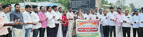 ಪಹಲ್ಗಾಮ್‌ದಲ್ಲಿ ಉಗ್ರರಿಂದ ಬಲಿಯಾದ ಪ್ರವಾಸಿಗರಿಗೆ ತಾಲೂಕು ಬ್ಲಾಕ್ ಕಾಂಗ್ರೆಸ್‌ನಿಂದ ಹಗರಿಬೊಮ್ಮನಹಳ್ಳಿ ಮೇಣದ ದೀಪ ಬೆಳಗಿಸಿ ಶ್ರದ್ಧಾಂಜಲಿ ಸಲ್ಲಿಸಲಾಯಿತು. ತಾಲೂಕು ಬ್ಲಾಕ್ ಕಾಂಗ್ರೆಸ್ ಅಧ್ಯಕ್ಷ ಕೋರಿ ಗೋಣಿಬಸಪ್ಪ, ಜಿಲ್ಲಾ ಮಹಿಳಾ ಅಧ್ಯಕ್ಷೆ ಬಾನಮ್ಮ, ಗ್ಯಾರಂಟಿ ಯೋಜನೆಗಳ ತಾಲೂಕು ಅಧ್ಯಕ್ಷ ಗುರುಬಸವರಾಜ, ಸದಸ್ಯ ಎಸ್.ಎ.ಸಂತೋಷ, ಕೆಪಿಸಿಸಿ ವಕ್ತಾರ ಪತ್ರೇಶ ಹಿರೇಮಠ ಇತರರಿದ್ದರು.