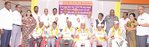  ಬಸವಕಲ್ಯಾಣದಲ್ಲಿ ರಾಜ್ಯ ಸರ್ಕಾರಿ ನಿವೃತ್ತ ನೌಕರರ ಸಂಘದ ತಾಲೂಕು ಘಟಕದಿಂದ ಆಯೋಜಿಸಿದ್ದ ಸನ್ಮಾನ ಕಾರ್ಯಕ್ರಮದಲ್ಲಿ ೮೦ ವರ್ಷ ಮೇಲ್ಪಟ್ಟ ಸರ್ಕಾರಿ ನಿವೃತ್ತ ನೌಕರರಾದ ಕಾಶಪ್ಪ ಬಾಲಿಕಿಲೆ, ವಿಶ್ವನಾಥಯ್ಯ ಸ್ವಾಮಿ, ಸಿದ್ರಾಮಪ್ಪ ಕಲ್ಯಾಣಿ, ಮಲ್ಲಯ್ಯ ಹಿರೇಮಠ, ಭೀಮಣ್ಣ ಚಾರ್ಲ, ಸಂಗಪ್ಪ ಮಹಾಜನ್ ಅವರನ್ನು ಸನ್ಮಾನಿಸಲಾಯಿತು. ಕಲಬುರಗಿ ಮಹಾನರ ಪಾಲಿಕೆ ಅಧಿಕಾರಿ ಸಾವಿತ್ರಿ ಸಲಗರ, ಡಾ.ಸೋಮನಾತ ಯಾಳವಾರ, ಶಂಭುಲಿಂಗ ಕಾಮಣ್ಣ, ನಾಗಪ್ಪ ಜಂಬಗಿ, ಎಸ್‌ಬಿ.ಕುಚಬಾಳ, ಜಗನ್ನಾಥ ಪತಂಗೆ, ಶಂಕರ ಕರ್ಣೆ ಇತರರಿದ್ದರು.