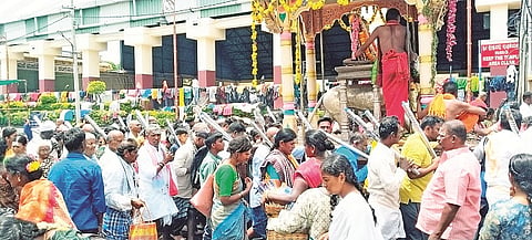 ಹುಲಿ ವಾಹನ ಉತ್ಸವದಲ್ಲಿ ಭಕ್ತರು ಭಾಗಿಯಾಗಿದ್ದರು.