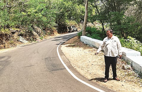  ತಾಳುಬೆಟ್ಟ ಮಾರ್ಗದಲ್ಲಿ ಬಸ್ ಮಗುಚಿದ್ದ ಸ್ಥಳಕ್ಕೆ ಎಇಇ ಚಿನ್ನಣ್ಣ ತೆರಳಿ ಪರಿಶೀಲಿಸಿದರು. 