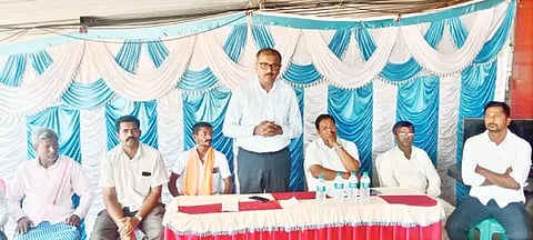 ಎಮ್ಮೆಹಟ್ಟಿ ಗ್ರಾಮದಲ್ಲಿ ಆಯೋಜಿಸಿದ್ದ ಮನ್ ಕೀ ಬಾತ್ ವೀಕ್ಷಣೆ ಕಾರ್ಯಕ್ರಮದಲ್ಲಿ ಎಂಎಲ್‌ಸಿ ಡಾ. ಧನಂಜಯ ಸರ್ಜಿ ಮಾತನಾಡಿದರು. ಜಗದೀಶ್, ಮಲ್ಲೇಶಪ್ಪ, ಕಿರಣ್‌ಕುಮಾರ್, ರಂಗನಾಥ, ಪರಮೇಶ್ವರಪ್ಪ ಇತರರಿದ್ದರು.