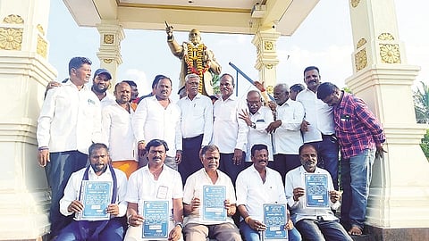 ಕೊಳ್ಳೇಗಾಲ ಪಟ್ಟಣದ ಭೀಮನಗರದ ಡಾ.ಬಿ. ಆರ್.ಸ್ಮಾರಕ ಸಂಘದ ನೂತನ ಪದಾಧಿಕಾರಿಗಳು ಹಾಗೂ ಮುಖಂಡರು ಅಂಬೇ ಡ್ಕರ್ ಪ್ರತಿಮೆಗೆ ಮಾಲಾರ್ಪಣೆ ಮಾಡಿದರು. ಪಾಪಣ್ಣ, ಶಶಿಧರ್, ರಾಜೇಶ್, ಕಿರಣ್, ಮೋಹನ್ ಕುಮಾರ್, ಮಣಿ, ನಟರಾಜು, ಸಿದ್ದಪ್ಪಾಜಿ, ಲಿಂಗರಾಜು ಇದ್ದಾರೆ.