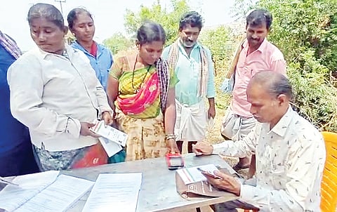 ಸಂಡೂರು ತಾಲೂಕಿನ ದರೋಜಿಯಲ್ಲಿ ಪಿಎಂಜೆಜೆವೈ ಮತ್ತು ಪಿಎಂಬಿಎಸ್‌ವೈಯಡಿ ನರೇಗಾ ಕಾರ್ಮಿಕರಿಗೆ ವಿಮೆ ಮಾಡಿಸುವ ಅಭಿಯಾನ ನಡೆಸಲಾಯಿತು. ಗ್ರಾಪಂ ಡಿಇಒ ರಘುನಾಥರಾವ್, ಕಾರ್ಮಿಕರಿದ್ದರು.