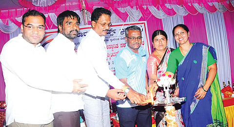ಸಂಡೂರಿನಲ್ಲಿ ಸ್ಪೋರ್ಟ್ಸ್ ಟ್ರಸ್ಟ್‌ನಿಂದ ಆಯೋಜಿಸಿದ್ದ ತಾಲೂಕು ಸರ್ಕಾರಿ ನೌಕರರ ಆಹ್ವಾನಿತ ಶಟಲ್ ಬ್ಯಾಡ್ಮಿಂಟನ್ ಡಬಲ್ಸ್ ಪಂದ್ಯಾವಳಿಯನ್ನು ಸಂಸದ ಈ.ತುಕಾರಾಮ್ ಶನಿವಾರ ಉದ್ಘಾಟಿಸಿದರು. ಪುರಸಭೆ ಅಧ್ಯಕ್ಷ ಎಸ್.ಸಿರಾಜ್ ಹುಸೇನ್, ಉಪಾಧ್ಯಕ್ಷೆ ಲತಾ ಎಂ.ಸಿ.ಉಜ್ಜಪ್ಪ, ಕಾಂಗ್ರೆಸ್ ಗ್ರಾಮೀಣ ಜಿಲ್ಲಾಧ್ಯಕ್ಷೆ ಆಶಾಲತಾ ಸೋಮಪ್ಪ, ಸ್ಪೋರ್ಟ್ಸ್ ಟ್ರಸ್ಟ್ ಅಧ್ಯಕ್ಷ ಬೊಮ್ಮಯ್ಯ, ಕಾರ್ಯದರ್ಶಿ ಎಂ.ಎಸ್.ಷಣ್ಮುಖ ಶೆಟ್ಟಿ, ಸಂತೋಷ್, ಅಂಬರೀಶ್ ಇತರರಿದ್ದರು.
