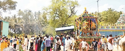 ಯಳಂದೂರು ತಾಲೂಕಿನ ಕಂದಹಳ್ಳಿ ಗ್ರಾಮದ ಮಹದೇಶ್ವರ ದೇಗುಲದಲ್ಲಿ  ಅಮವಾಸ್ಯೆ ನಿಮಿತ್ತ ರಥೋತ್ಸವ ಹಾಗೂ ವಿಶೇಷ ಪೂಜೆ ನೆರವೇರಿತು.