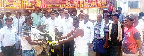 ಹಬೊಹಳ್ಳಿ ತಾಲೂಕಿನ ವರಲಹಳ್ಳಿಯಲ್ಲಿ ಜಾನುವಾರುಗಳಿಗೆ ಕಾಲುಬಾಯಿ ಲಸಿಕಾ ಅಭಿಯಾನಕ್ಕೆ ಶಾಸಕ ನೇಮಿರಾಜ್‌ನಾಯ್ಕ ಚಾಲನೆ ನೀಡಿದರು. ಪಶು ವೈದ್ಯಾಧಿಕಾರಿಗಳಾದ ಪ್ರಶಾಂತ್, ಪ್ರಕಾಶ್, ರಾಘವೇಂದ್ರ, ಜೆಡಿಎಸ್ ತಾಲೂಕಾಧ್ಯಕ್ಷ ವೈ.ಮಲ್ಲಿಕಾರ್ಜುನ್, ಪ್ರಮುಖರಾದ ಹೋಟೆಲ್ ಸಿದ್ದರಾಜು, ಬ್ಯಾಟಿ ನಾಗರಾಜ್ ಇತರರಿದ್ದರು.