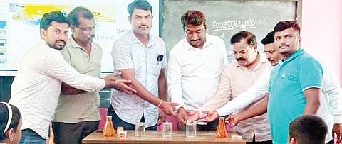 ಹಳೇ ಮುಟುಗನಹಳ್ಳಿ ಸರ್ಕಾರಿ ಹಿರಿಯ ಪ್ರಾಥಮಿಕ ಶಾಲೆಯಲ್ಲಿ ಆಗಸ್ತ್ಯ ಅಂತಾರಾಷ್ಟ್ರೀಯ ಪ್ರತಿಷ್ಠಾನ ಮಿನಿ ವಿಜ್ಞಾನ ಕೇಂದ್ರದಿಂದ ಬೇಸಿಗೆ ಉಚಿತ ಶಿಬಿರ ನಡೆಯಿತು. ಸರ್ಕಾರಿ ನೌಕರ ಸಂಘದ ತಾಲೂಕು ಕಾರ್ಯದರ್ಶಿ ಟಿ.ಸೋಮಶೇಖರ, ಸಿಆರ್‌ಪಿ ರೇವಣ್ಣ, ಸಿ.ಯೋಗಾನಂದ ಶಿಕ್ಷಕ ಮೋಹನ್ ಅಣಜಿ, ಮಲ್ಲಿಕಾರ್ಜುನ್ ಇದ್ದರು.