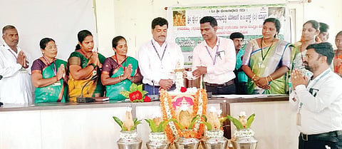 ಕೂಡ್ಲಿಗಿಯಲ್ಲಿ ಶ್ರೀ ಕ್ಷೇತ್ರ ಧರ್ಮಸ್ಥಳ ಗ್ರಾಮಾಭಿವೃದ್ದಿ ಯೋಜನೆಯ ತಾಲೂಕು ಮಟ್ಟದ ಸೇವಾ ಪ್ರತಿನಿಧಿಗಳ ಪ್ರಗತಿ ಪರಿಶೀಲನಾ ಸಭೆಯನ್ನು ಜಿಲ್ಲಾ ನಿರ್ದೇಶಕ ಸತೀಶ್ ಶೆಟ್ಟಿ ಉದ್ಘಾಟಿಸಿದರು. ತಾಲೂಕು ಯೋಜನಾಧಿಕಾರಿ ಸಂತೋಷ, ಕೃಷಿ ಮೇಲ್ವಿಚಾರಕ ಮಹಾಲಿಂಗಯ್ಯ, ವಿಕಾಸ ಸಮನ್ವಯಾಧಿಕಾರಿ ರೇಖಾ ನೀರಲಕೇರಿ, ರೇಣುಕಾ ಇತರರಿದ್ದರು.