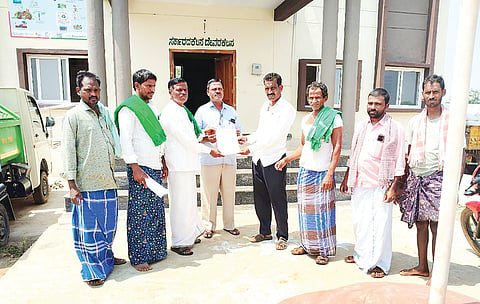 ಸಂಡೂರು ತಾಲೂಕಿನಲ್ಲಿ ಅಗ್ರಹಾರದಲ್ಲಿ ತ್ಯಾಜ್ಯ ಸಂಸ್ಕರಣ ಘಟಕ ಆರಂಭಿಸುವಂತೆ ಒತ್ತಾಯಿಸಿ ರೈತಸಂಘ ಹಾಗೂ ಹಸಿರುಸೇನೆ ಗ್ರಾಮ ಘಟಕದಿಂದ ಪ್ರಭಾರ ಪಿಡಿಒ ಕುಮಾರಸ್ವಾಮಿಗೆ ಮನವಿ ಸಲ್ಲಿಸಲಾಯಿತು. ಸಂಘದ ತಾಲೂಕು ಉಪಾಧ್ಯಕ್ಷ ಟಿ.ಯರ‌್ರಿಸ್ವಾಮಿ, ಗ್ರಾಮ ಘಟಕದ ಅಧ್ಯಕ್ಷ ಮಹೇಶ್, ಕೆ.ಕೊಟ್ರೇಶಿ, ಟಿ.ಗುರುಸ್ವಾಮಿ ಇದ್ದರು.