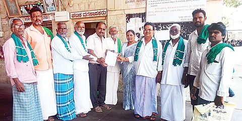 ಹೂವಿನಹಡಗಲಿ ಸಾರಿಗೆ ಘಟಕ ವ್ಯವಸ್ಥಾಪಕ ವೆಂಕಟಾಚಲಪತಿಗೆ ರಾಜ್ಯ ರೈತ ಸಂಘದಿಂದ ಮನವಿ ಸಲ್ಲಿಸಲಾಯಿತು. ಸಂಘದ ಗೌರವಾಧ್ಯಕ್ಷ ಬಿ. ಫಕೀರಪ್ಪ, ತಾಲೂಕು ಅಧ್ಯಕ್ಷ ಹೊಸಮನಿ ಸಿದ್ದಪ್ಪ, ಪದಾಧಿಕಾರಿಗಳಾದ ಶಿವರಾಜ್, ಡಾಕ್ಯ ನಾಯ್ಕ, ವಿಠಲನಾಯಕ್, ವಿ.ಬಿ.ಚನ್ನಬಸಪ್ಪ, ದೌಲತ್ ಸಾಬ್, ಗನಿಸಾಬ್, ದಲಿತ ಸಂಘರ್ಷ ಸಮಿತಿ ಜಿಲ್ಲಾ ಸಂಚಾಲಕಿ ಕೆ.ಲಲಿತಮ್ಮ ಇದ್ದರು.