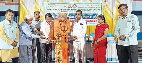 ಮಾಗಳ ಗ್ರಾಮದಲ್ಲಿ ಜಿಬಿಆರ್ ಕಾಲೇಜಿನ ಎನ್‌ಎಸ್‌ಎಸ್ ಶಿಬಿರವನ್ನು ಕಾಲೇಜಿನ ಆಡಳಿತ ಮಂಡಳಿ ಅಧ್ಯಕ್ಷ ಸಿ.ಮೋಹನ ರೆಡ್ಡಿ ಉದ್ಘಾಟಿಸಿದರು. ಅಂಗೂರೇಶ್ವ ಹಿರೇಮಠದ ಶಿವಯೋಗೀಶ್ವರ ಶಿವಾಚಾರ್ಯ ಸ್ವಾಮೀಜಿ, ಪ್ರಾಚಾರ್ಯ ಎಸ್.ಎಸ್.ಪಾಟೀಲ್, ಎಸ್‌ಡಿಎಂಸಿ ಅಧ್ಯಕ್ಷೆ ಕೆ.ಮಮತಾ ಇತರರಿದ್ದರು.