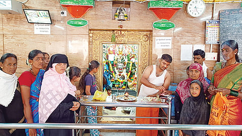 ಹೂವಿನಹಡಗಲಿಯ ಊರಮ್ಮ ದೇವಿಗೆ ಮಂಗಳವಾರ ಹಿಂದು-ಮುಸ್ಲಿಂ ಮಹಿಳೆಯರು ಉಡಿ ತುಂಬುವ ಕಾರ್ಯಕ್ರಮ ನೆರವೇರಿಸಿದರು.