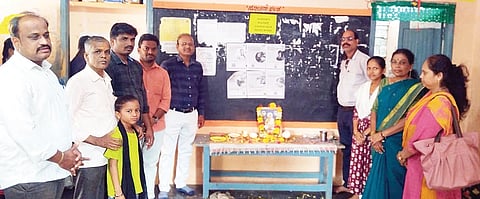 ಕಾನಹೊಸಹಳ್ಳಿ ನಾಡಕಚೇರಿಯಲ್ಲಿ ದೇವರ ದಾಸಿಮಯ್ಯ ಜಯಂತಿ ಹಮ್ಮಿಕೊಳ್ಳಲಾಗಿತ್ತು. ಉಪ ತಹಸೀಲ್ದಾರ್ ಎಂ.ಚಂದ್ರಮೋಹನ್, ಕಂದಾಯ ನಿರೀಕ್ಷಕ ಸಿದ್ದಪ್ಪ, ಗ್ರಾಮಲೆಕ್ಕಿಗರಾದ ನಡುವಲಮನೆ ತಿಪ್ಪೇಸ್ವಾಮಿ, ಅನೀತಾ ಪೂಜಾರ್, ಅಬುಜಾಕ್ಷಿ ಇತರರಿದ್ದರು.