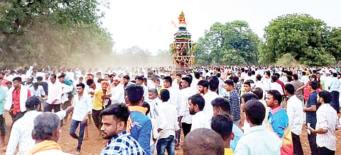 ಹನುಮಸಾಗರ ಸಮೀಪದ ಸೇಬಿನಕಟ್ಟಿ ಗ್ರಾಮದಲ್ಲಿ ಶ್ರೀ ಹನುಮಧೂತ ರಥೋತ್ಸವ ನೂರಾರು ಭಕ್ತರ ಸಮ್ಮುಖದಲ್ಲಿ ಬುಧವಾರ ವಿಜೃಂಭಣೆಯಿಂದ ಜರುಗಿತು.