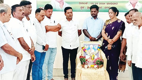ಮಸ್ಕಿ ಕಾಂಗ್ರೆಸ್ ಕಚೇರಿಯಲ್ಲಿ ದೇವರ ದಾಸಿಮಯ್ಯ ಜಯಂತಿ ಆಚರಿಸಲಾಯಿತು. ಪುರಸಭೆ ಸದಸ್ಯ ಕೃಷ್ಣ ಚಿಗರಿ, ಪ್ರಮುಖರಾದ ಆನಂದ ವೀರಾಪುರ, ಮಲ್ಲಿಕಾರ್ಜುನ ಕುಚ್ಛಾ, ನೀಲಕಂಠಪ್ಪ ಗೋನಾಳ, ಯಮನಪ್ಪ ದೇವರಡ್ಡಿ, ಮೈಬೂ ಹಣಗಿ, ನಾಗರತ್ನಾ ಕಟ್ಟಿಮನಿ, ಮಲ್ಲಪ್ಪ ಅಲ್ಲಾ ಇತರರಿದ್ದರು.
