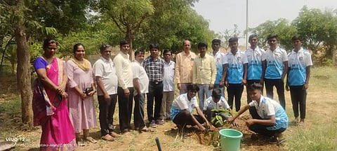 ಯಲಬುರ್ಗಾ ಸಮೀಪದ ಹೊಸಳ್ಳಿ ಕಿತ್ತೂರು ರಾಣಿ ಚನ್ನಮ್ಮ ವಸತಿ ಶಾಲೆ ಆವರಣದಲ್ಲಿ ಹೊಸಳ್ಳಿ ಪ್ರೀಮಿಯರ್ ಲೀಗ್‌ವತಿಯಿಂದ ಹಮ್ಮಿಕೊಂಡಿದ್ದ ಸಸಿ ನೆಡುವ ಕಾರ್ಯಕ್ರಮಕ್ಕೆ ಪ್ರಾಚಾರ್ಯ ವಿರೂಪಾಕ್ಷಪ್ಪ ಹನುಮಶೆಟ್ಟಿ ಚಾಲನೆ ನೀಡಿದರು. ಶಿಕ್ಷಕರಾದ ದ್ಯಾಮಪ್ಪ ರಾಜೂರ್, ಪುರುಷೋತ್ತಮ ಪೂಜಾರ್, ವಿಜಯಕುಮಾರ್ ದೊಡ್ಡಮನಿ, ರವೀಂದ್ರ ಮಾಳೆಕೊಪ್ಪ, ಮಂಜುಳಾ ನರೇಂದ್ರ, ಕಳಕೇಶ ಆರಕೇರಿ, ರೇಣುಕಾ ಪಾಟೀಲ್, ಡಿ.ಹನುಮಂತ, ಎಸ್.ಬಸವರಾಜ, ಎಂ.ಡಿ ರಾಯಲ್ಸ್ ತಂಡದ ಸದಸ್ಯರು ಇತರರಿದ್ದರು.